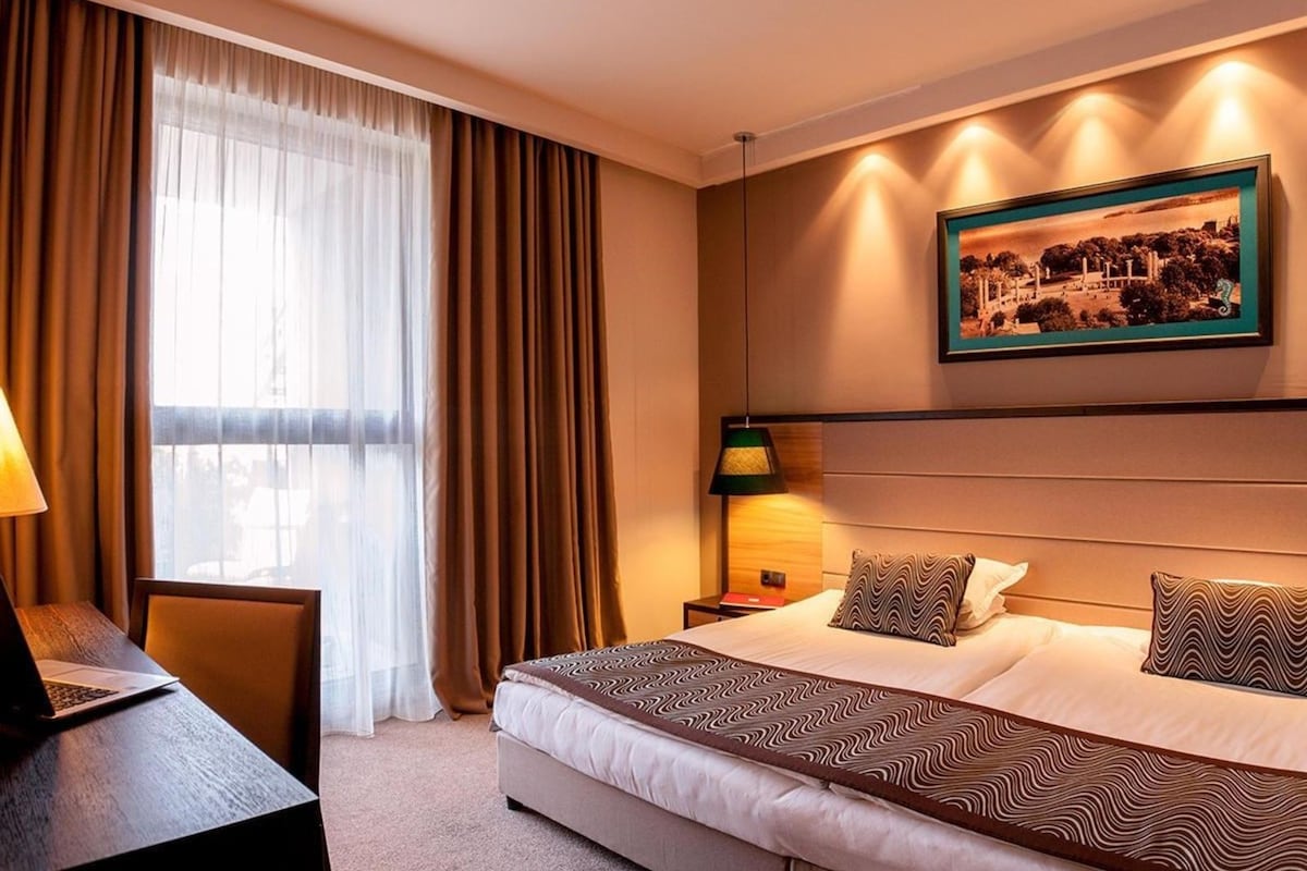 Minibar, caja de seguridad en la habitación, escritorio y ropa de cama