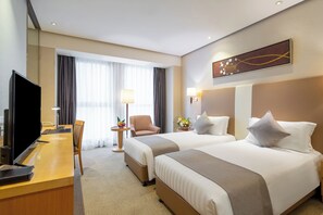 Premium bedding, down comforters, in-room safe, desk - Regal Jinfeng Hotel (Shanghai)