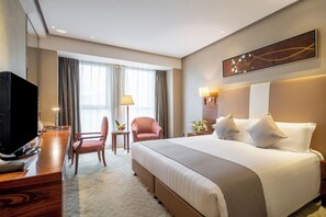 Habitación Club | Ropa de cama de alta calidad, edredones de plumas, caja fuerte