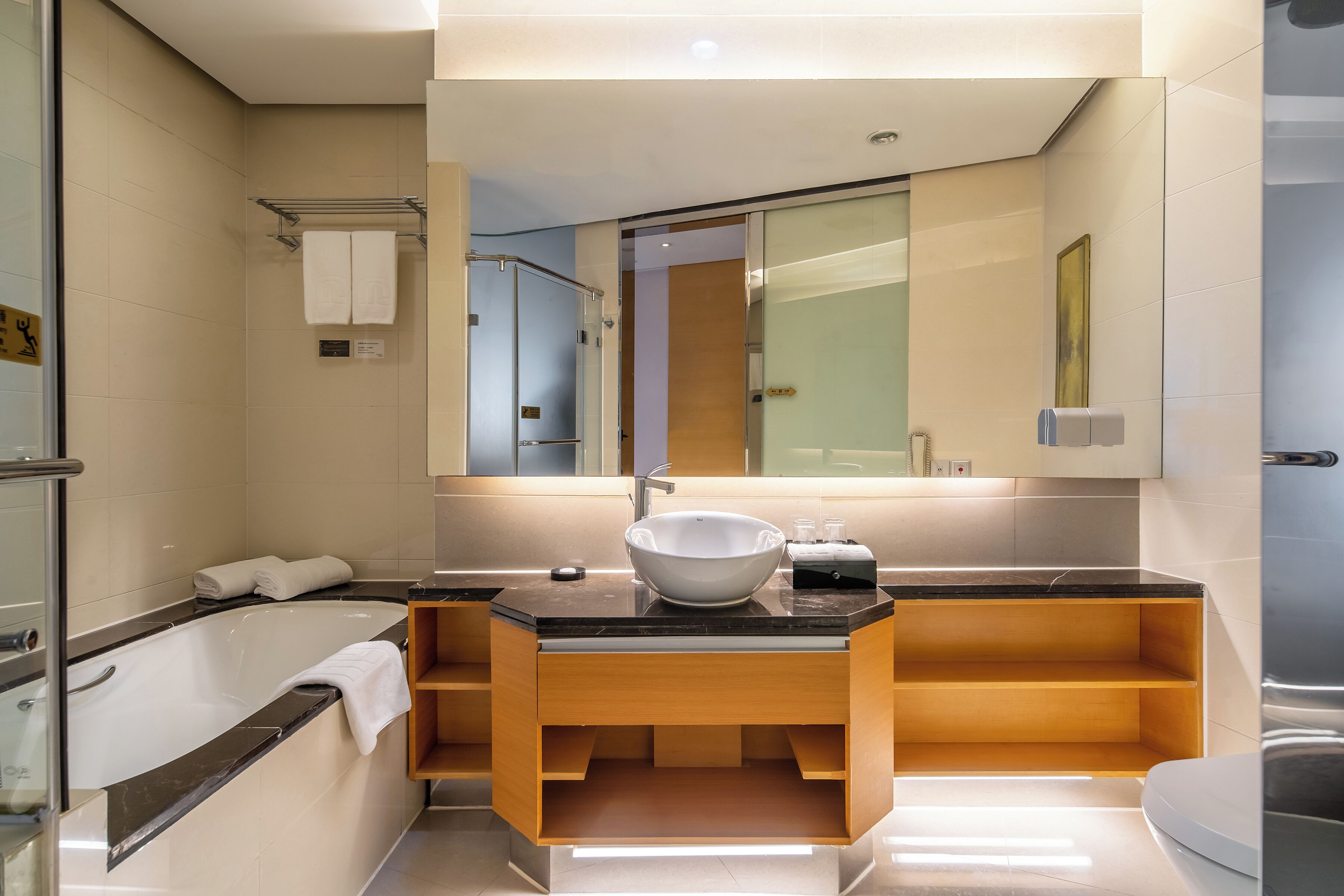 Superior Room | Bilik Mandi | Kelengkapan dandanan diri percuma, pengering rambut, jubah mandi 