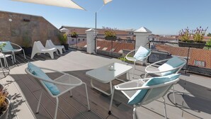 A rooftop terrace with outdoor seating, potted plants, and a clear view of the cityscape. - Urban Sea Atocha 113 (Madrid)
