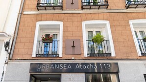 A hotel entrance with a sign reading "URBANSEA Atocha 113". - Urban Sea Atocha 113 (Madrid)