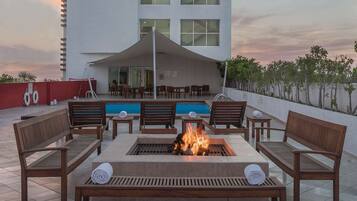 Breakfast, lunch and dinner served