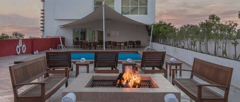 Breakfast, lunch and dinner served