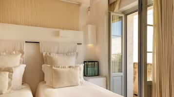 Minibar, Zimmersafe, Schreibtisch, Verdunkelungsvorhänge