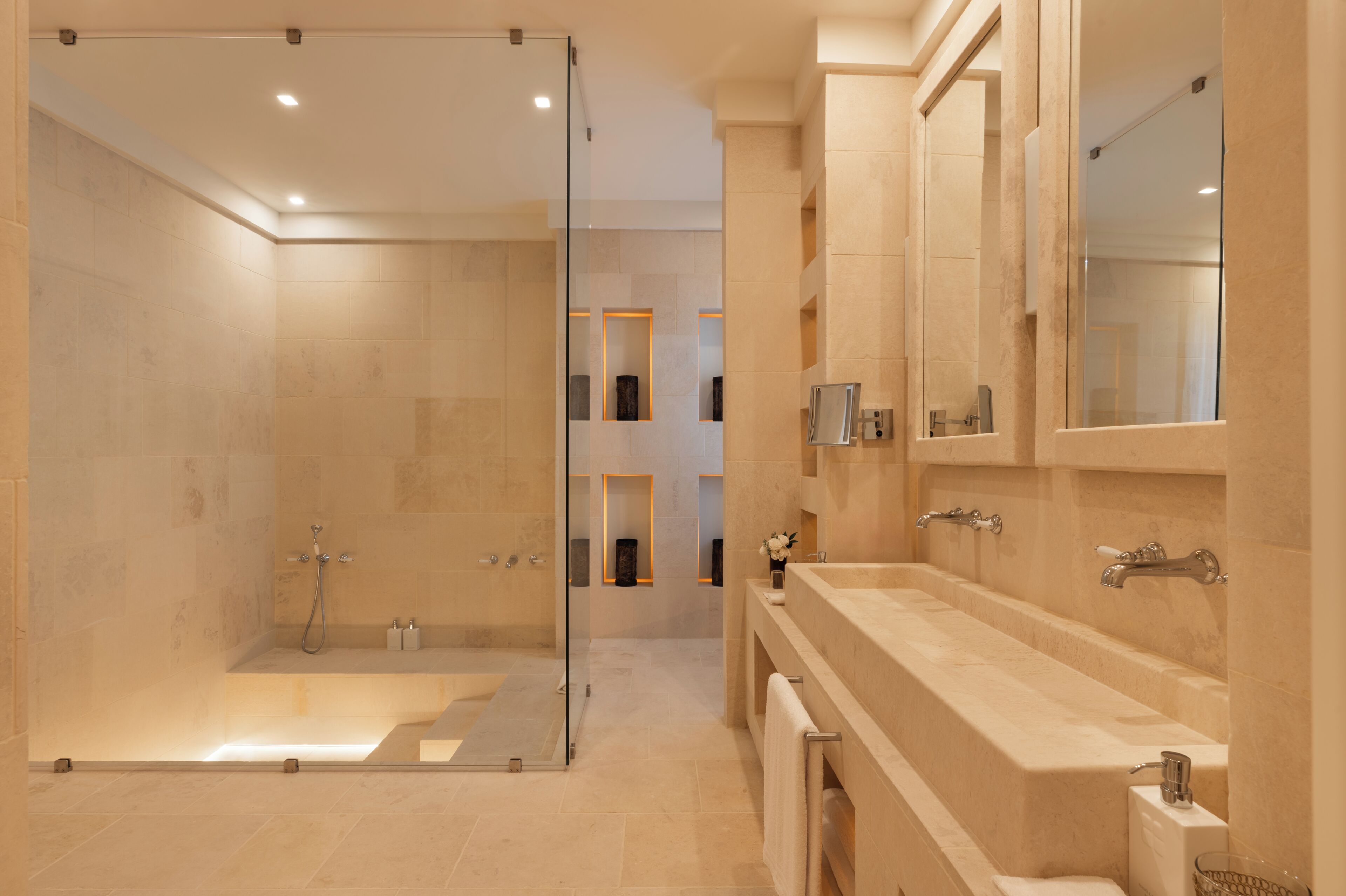 Une salle de bain moderne avec une douche à parois de verre, une grande baignoire et un meuble-lavabo avec un miroir.