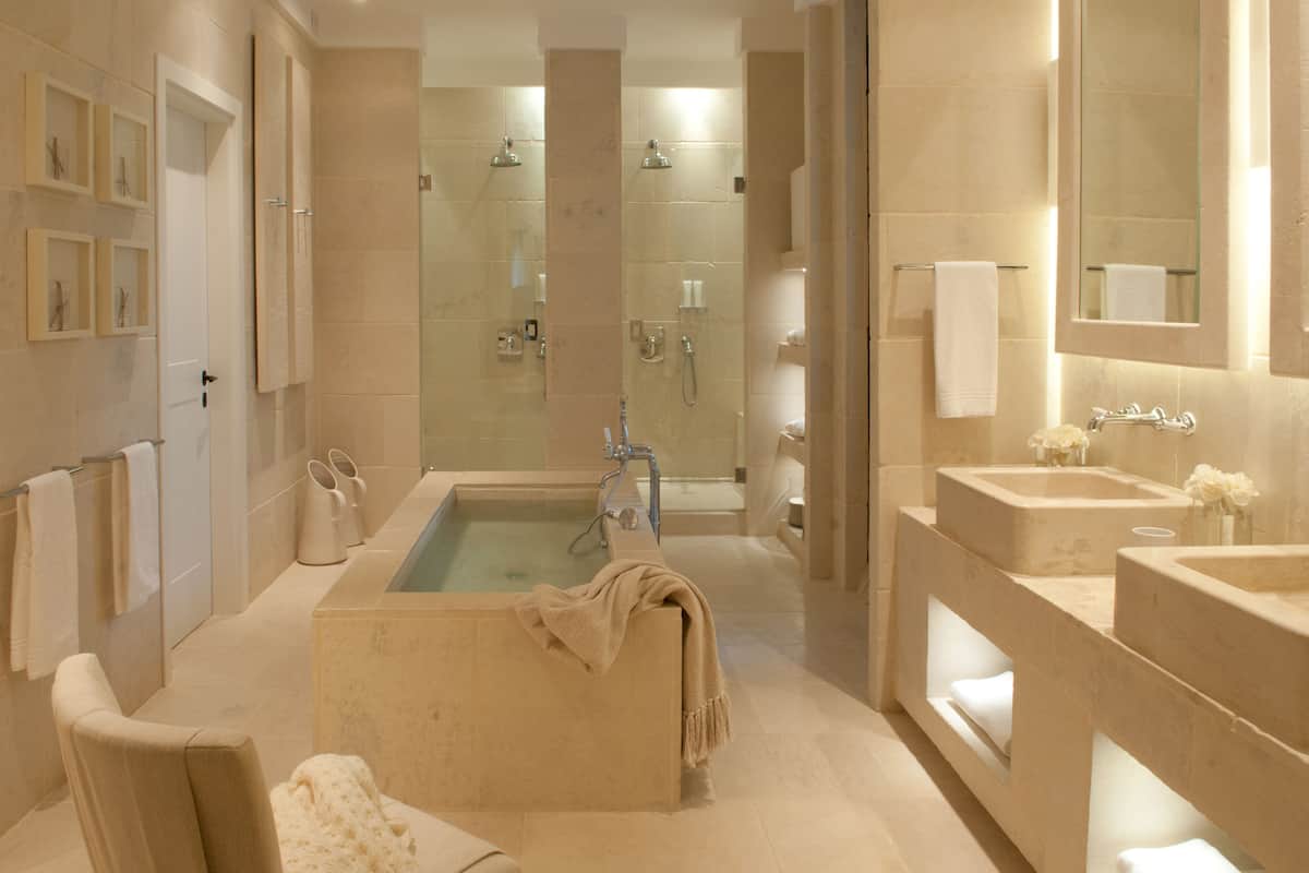 combined shower/bathtub, deep-soaking bathtub, free toiletries, slippers