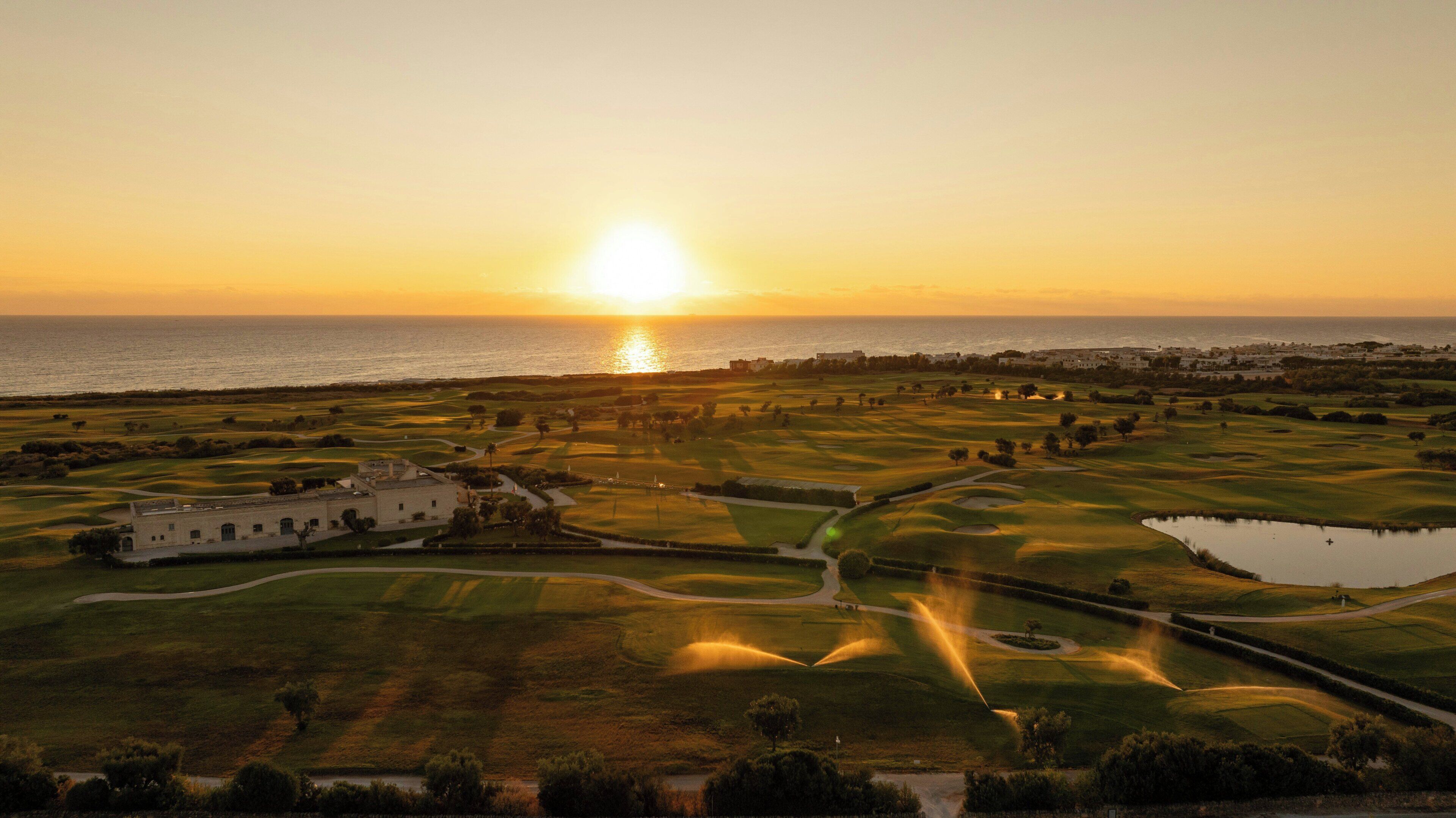 Un parcours de golf doté d’un club-house, de plusieurs obstacles d’eau et offrant une vue imprenable sur le coucher de soleil.