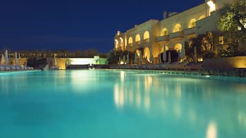 Piscina coberta i 3 piscines a l'aire lliure