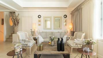 Minibar, caja de seguridad en la habitación y escritorio