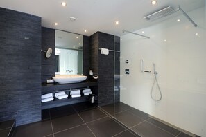 Suite Bisnis | Kamar mandi | Shower, perlengkapan mandi gratis, pengering rambut, dan handuk