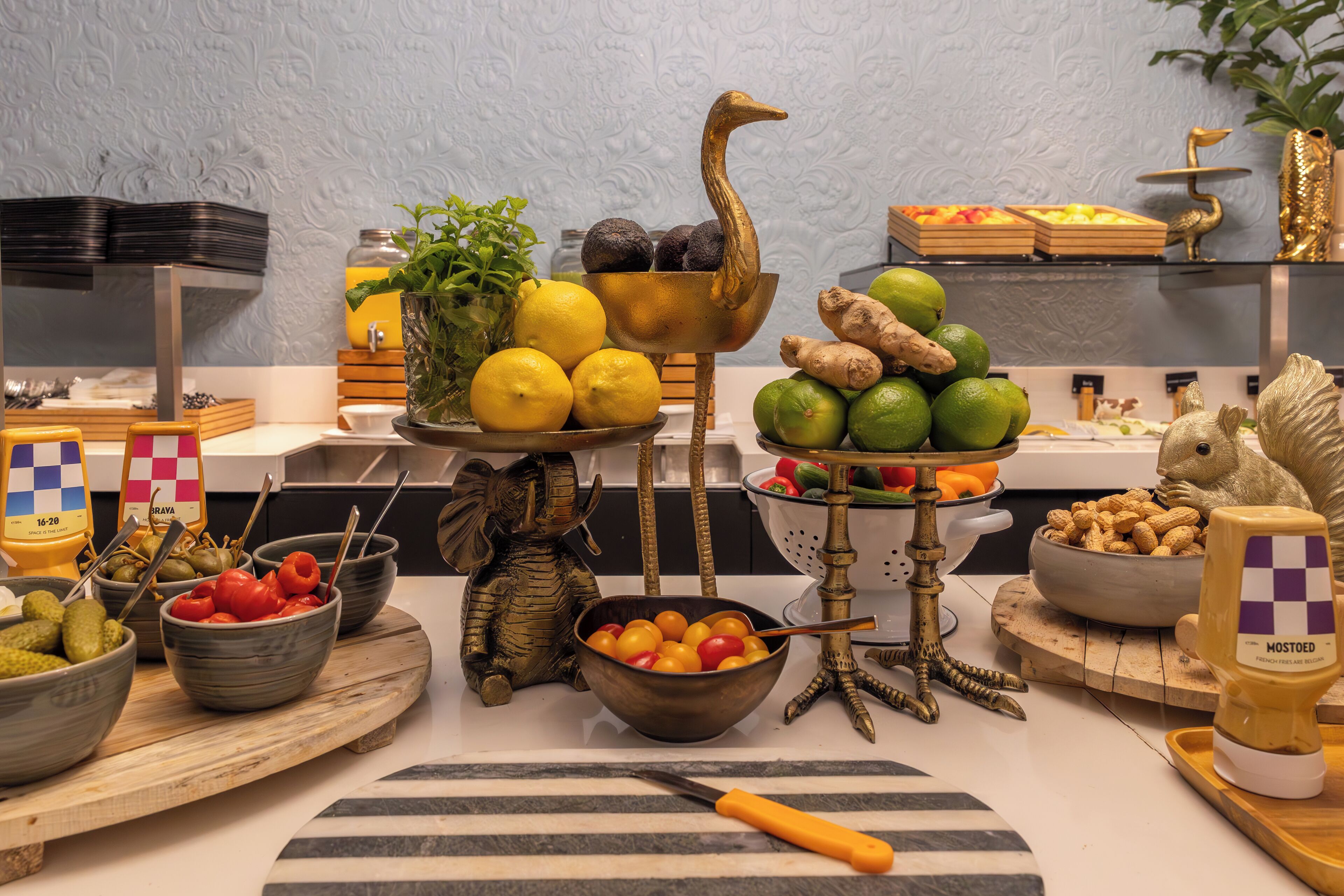Un bufé con diversos alimentos y detalles decorativos.
