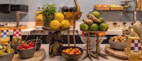 Un bufé con diversos alimentos y detalles decorativos.