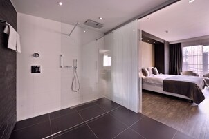 Business Suite | Bathroom | Shower, free toiletries, hair dryer, towels