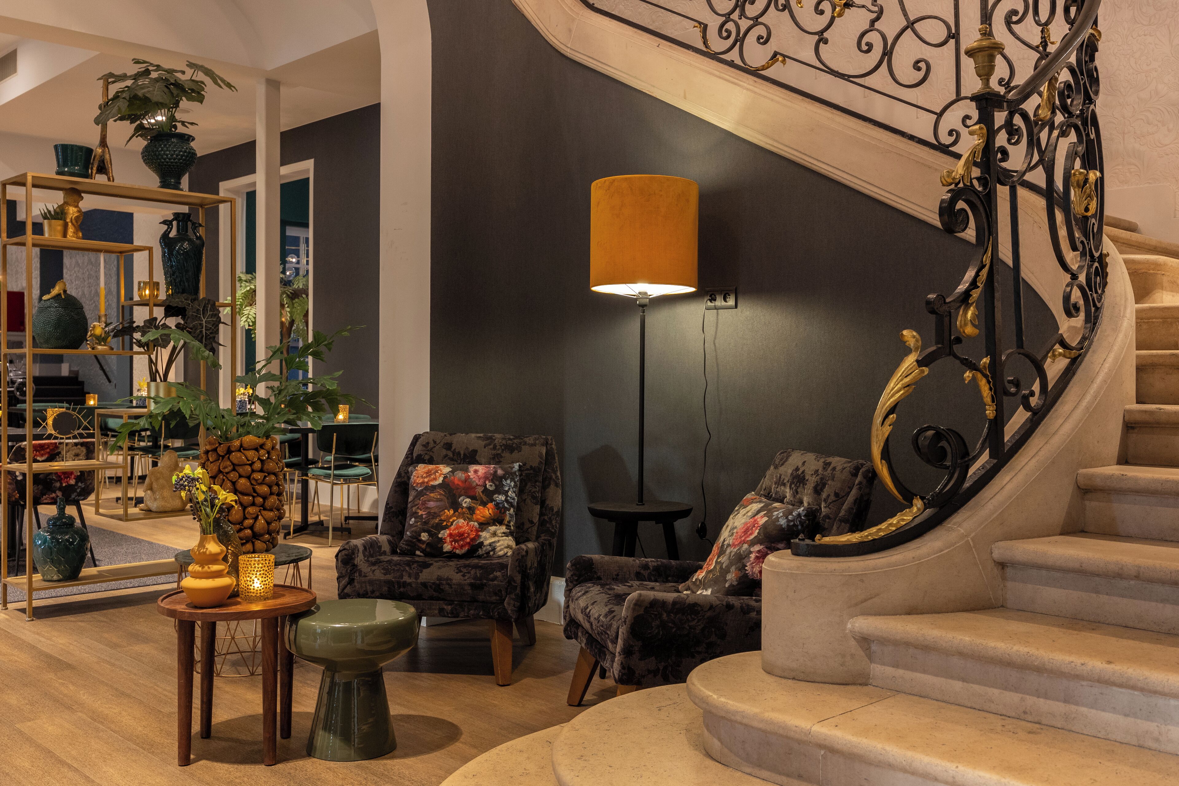 breakfast, lunch and dinner served