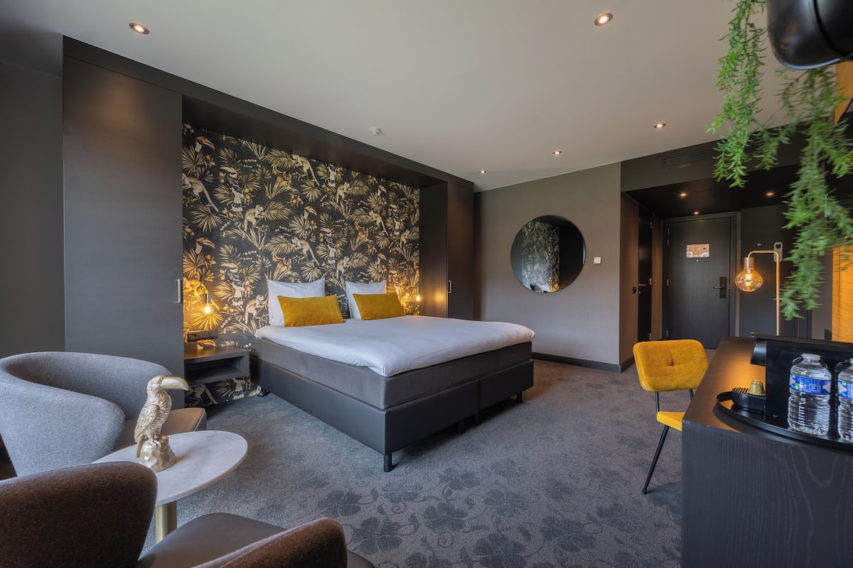 memory-foam beds, in-room safe, desk, blackout curtains