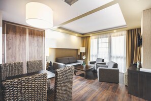 Suite Premium, 1 habitación | Área de sala de estar | Televisión LCD 