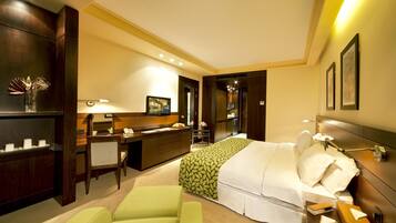 Hypo-allergenic bedding, minibar, in-room safe, desk