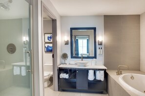 Suite, 1 slaapkamer | Een bureau, verduisterende gordijnen, een strijkplank/strijkijzer