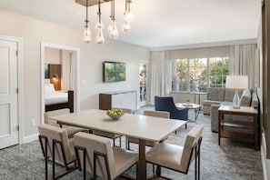 28-inch flat-screen TV with cable channels, TV, DVD player - Marriott's Lakeshore Reserve (Orlando)