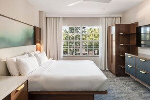 Hochwertige Bettwaren, Zimmersafe, Schreibtisch, Bügeleisen/Bügelbrett