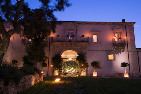 Front of property. Castello Camemi