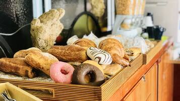 Se ofrece un desayuno bufé todos los días (por un coste adicional)