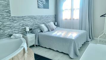 Superior tweepersoonskamer | Een kluis op de kamer, individueel gedecoreerd, individueel gemeubileerd