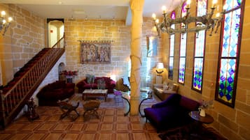 Coin salon dans le hall