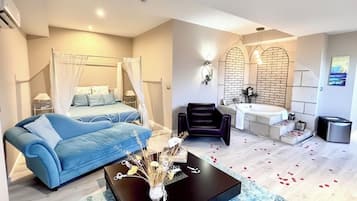 Superior Grand Luxury Suite with Bathtub | In-room safe, individually decorated, individually furnished
