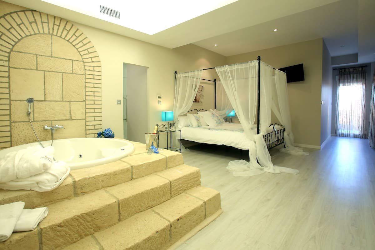 Superior suite, hot tub (Grand Luxury) | Een kluis op de kamer, individueel gedecoreerd, individueel gemeubileerd