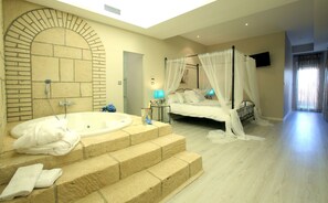 Superior Grand Luxury Suite with Bathtub | In-room safe, individually decorated, individually furnished