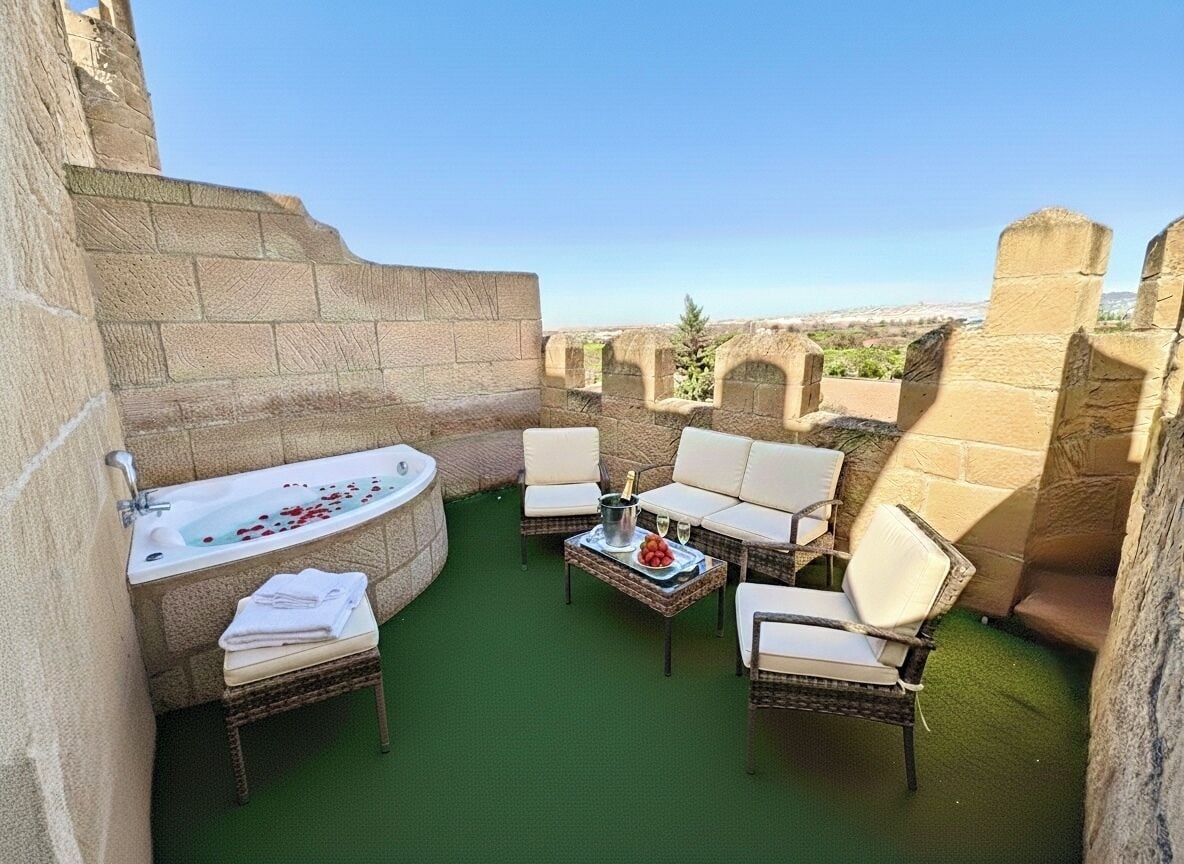 Superior suite, hot tub (Grand Luxury) | Een kluis op de kamer, individueel gedecoreerd, individueel gemeubileerd