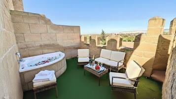 Superior suite, hot tub (Grand Luxury) | Een kluis op de kamer, individueel gedecoreerd, individueel gemeubileerd