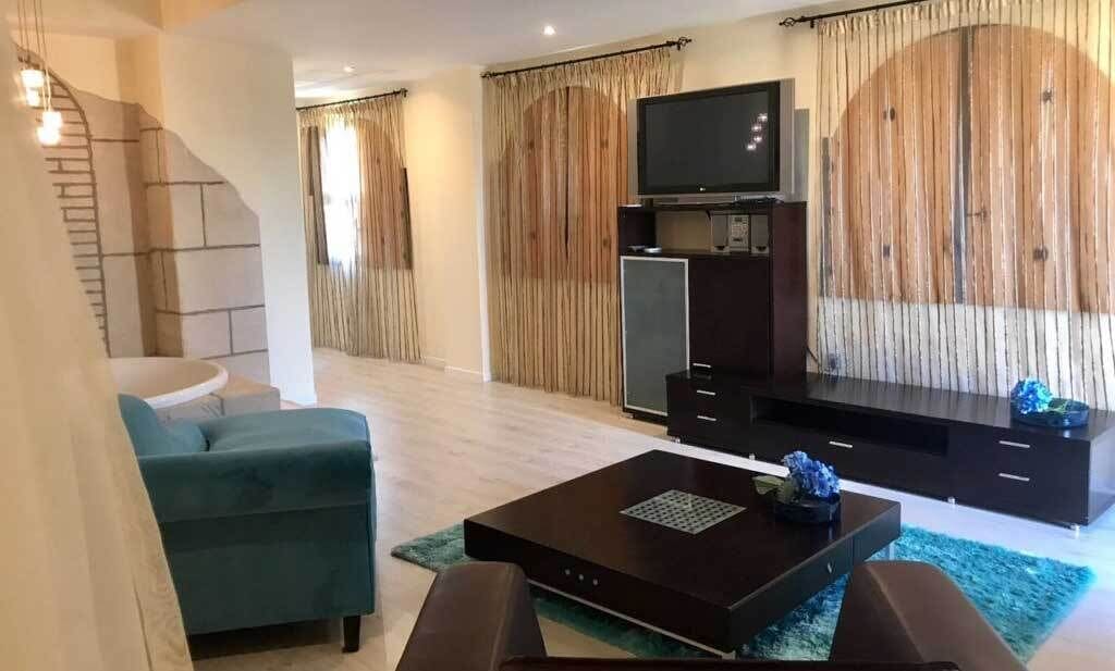 superior grand luxury suite with bathtub | living room | flat-screen tv