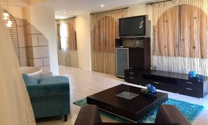 Suite – superior, spabadekar (Grand Luxury) | Oppholdsrom | Flatskjerm-TV