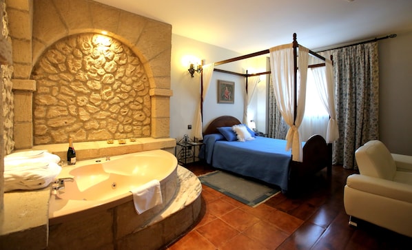 Suite | In-room safe, individually decorated, individually furnished