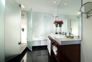 Separate bathtub and shower, eco-friendly toiletries, hair dryer, towels - Eurostars Gran Vía Hotel (Granada)