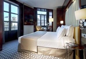 Minibar, caja de seguridad en la habitación y escritorio 