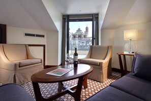 Minibar, caja de seguridad en la habitación y escritorio 