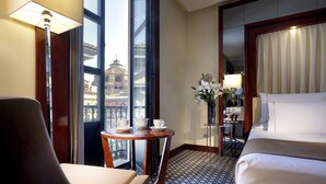 Minibar, safe på rommet, skrivebord og lydisolert