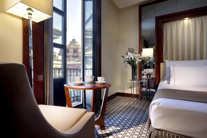 Minibár, széf a szobában, íróasztal és hangszigetelés