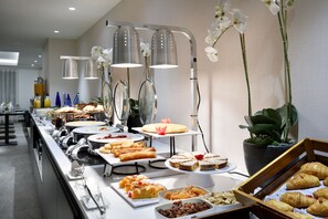 Daily buffet breakfast (EUR 20 per person) - Eurostars Gran Vía Hotel (Granada)