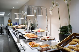 Desayuno buffet todos los días (con cargo)