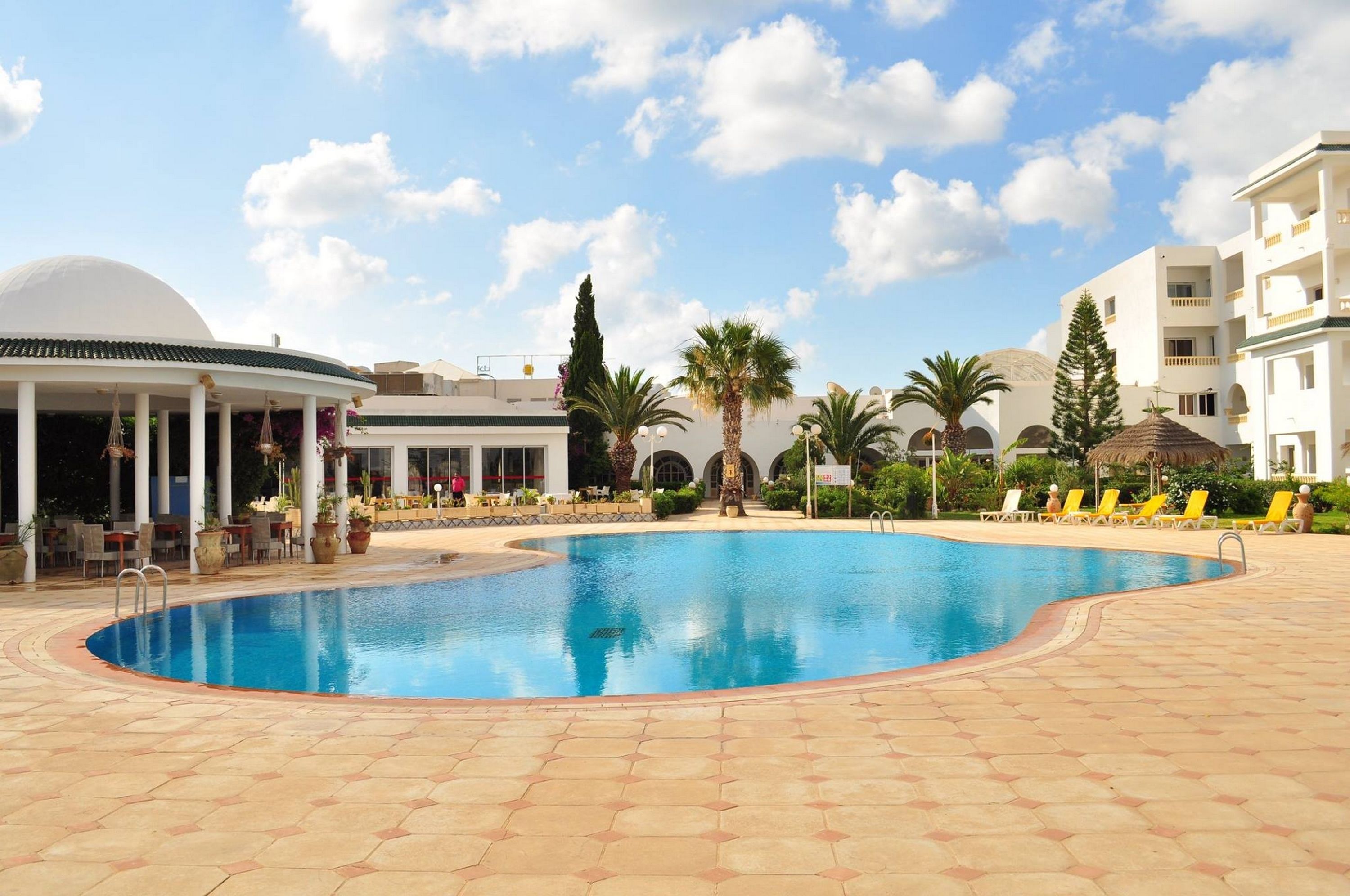 Piscine couverte, 2 piscines extérieures, parasols de plage