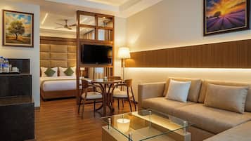 Minibar, caja de seguridad en la habitación y escritorio