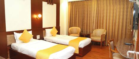 Habitación Deluxe, 1 cama matrimonial o 2 camas individuales, vista a la ciudad | Minibar, caja de seguridad en la habitación y escritorio