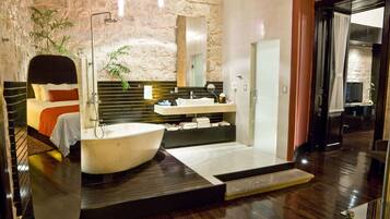 Master Suite | Baño | Tina y regadera independientes y amenidades de baño de diseñador