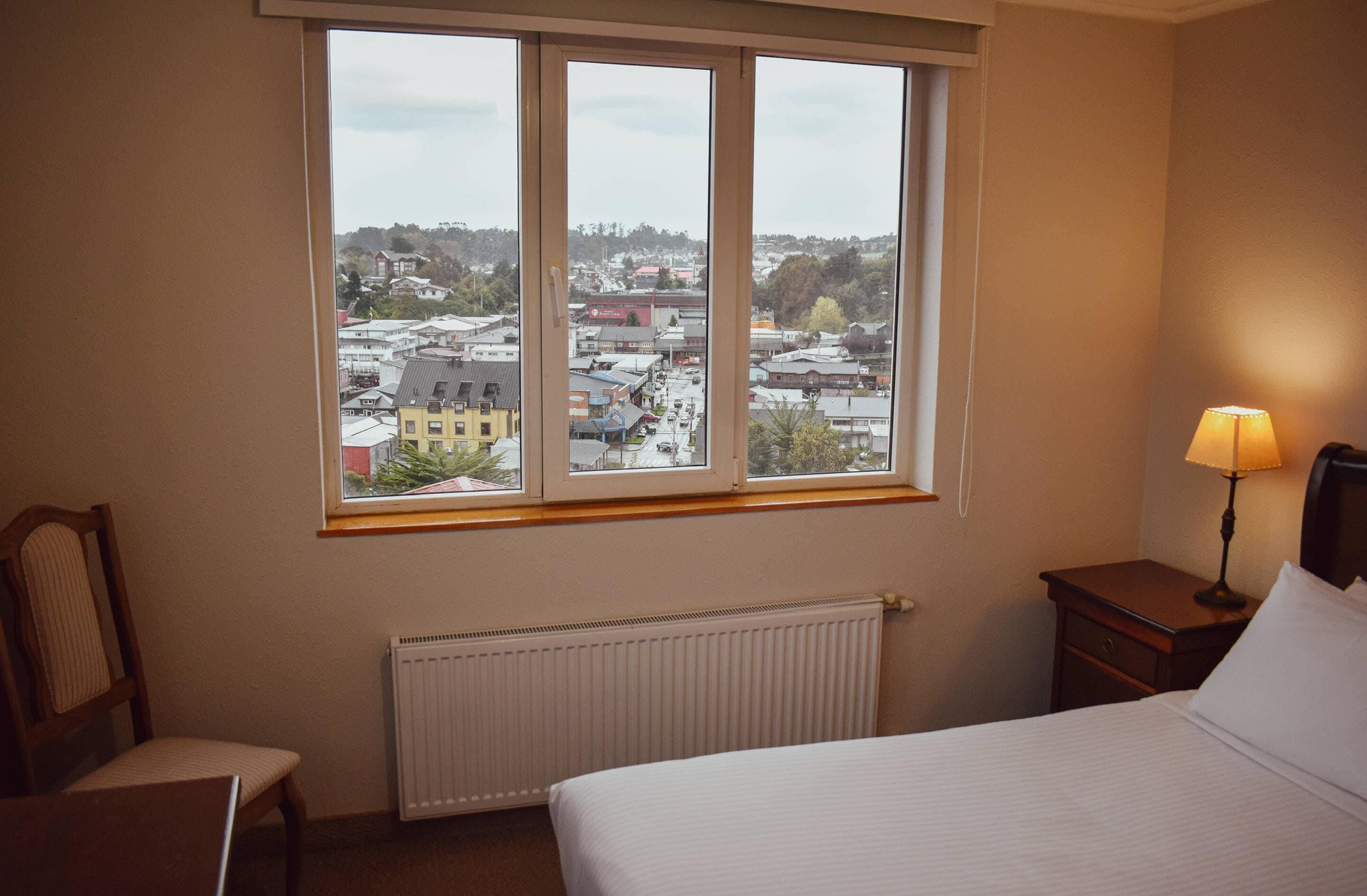 Minibar, safe på rommet, wi-fi (inkludert) og sengetøy