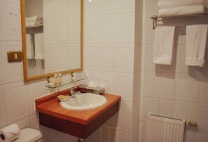 Minibar, in-room safe, free WiFi, bed sheets - Park Inn by Radisson Puerto Varas (Puerto Varas)